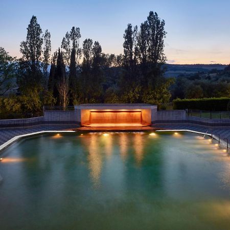 Fonteverde Lifestyle & Thermal Retreat - The Leading Hotels Of The World San Casciano dei Bagni Kültér fotó The memorial at night