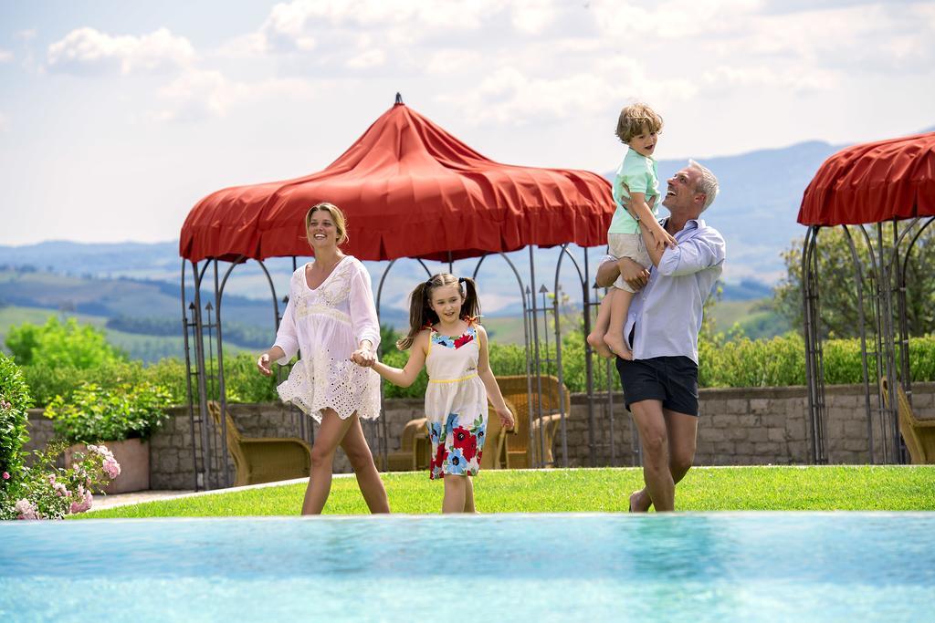 Fonteverde Lifestyle & Thermal Retreat - The Leading Hotels Of The World San Casciano dei Bagni Kültér fotó Family at the pool