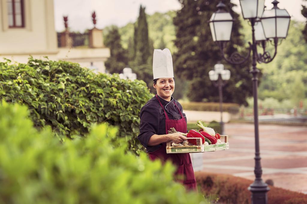 Fonteverde Lifestyle & Thermal Retreat - The Leading Hotels Of The World San Casciano dei Bagni Kültér fotó A chef at work